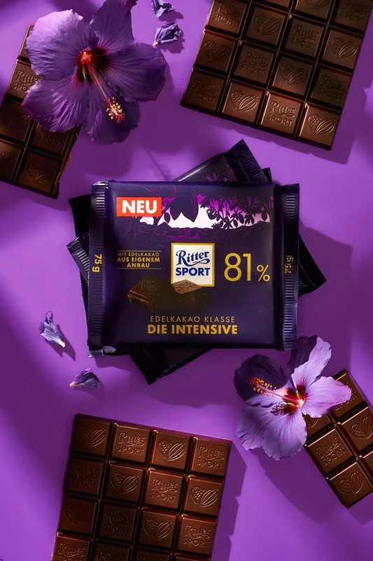Dunkle Schokolade auf violettem Hintergrund