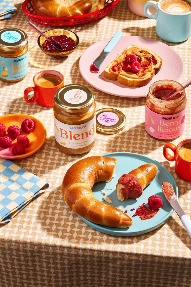 Frühstückstisch mit MOMO’S Aufstrichen