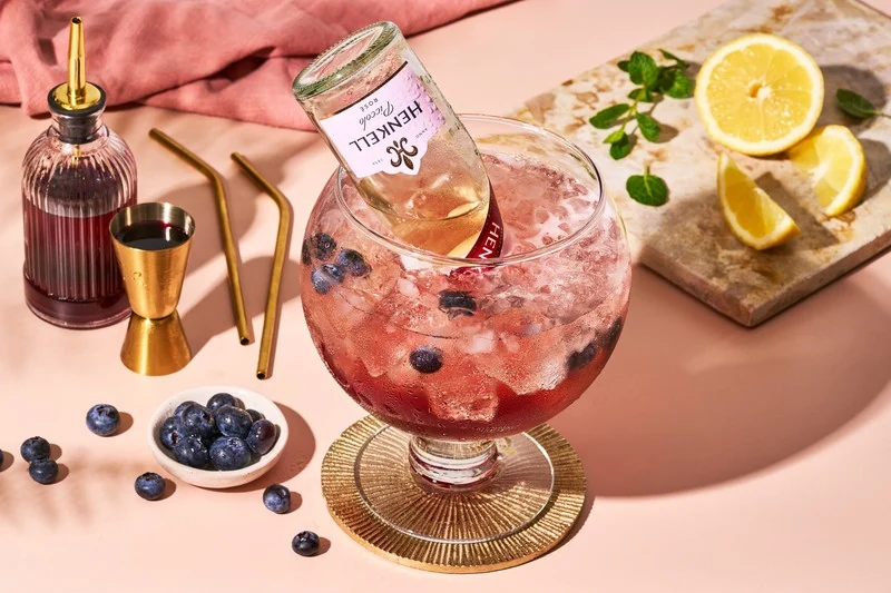 Gin-Drink mit Beeren und Zitrone