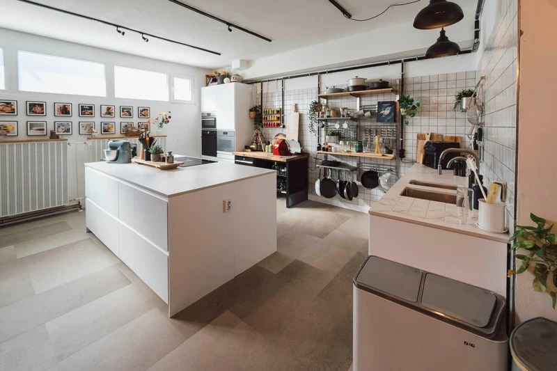 Helle Küche und Produktionsfläche im Oma Lore Kreativagentur und Foodstudio in Köln