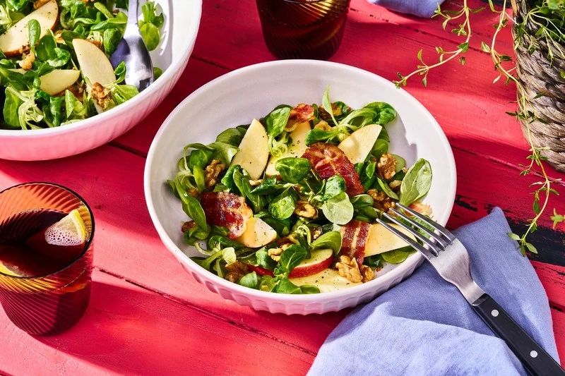 Salat mit Äpfeln und Walnüssen