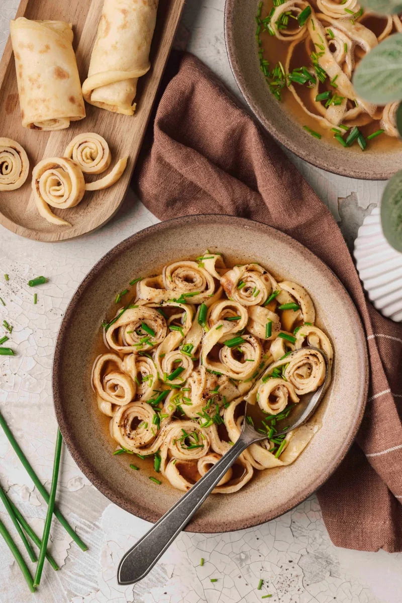 Suppe mit Pfannkuchenstreifen, Schmackofatz